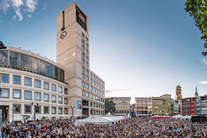Das Bild zeigt das Stuttgarter Rathaus und das Sommerfestival der Kulturen