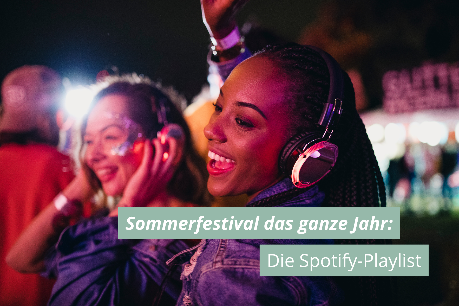 Das Bild zeigt tanzende Menschen mit Kopfhörern. Auf dem Bild steht der Text "Sommerfestival das ganze Jahr: Die Spotify-Playlist"