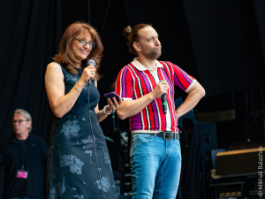 Impressionen vom Sommerfestival der Kulturen 2026: Anna Labrinakou und Daniel Michalos vom Team des Forums moderieren das Bühnenprogramm am Festivalsonntag 2026