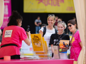 Impressionen vom Sommerfestival der Kulturen 2026: Der Hauptpreis der Tombola 2026, ein 1000€-Gutschein vom Flughafen Stuttgart, wird ans Team des Forums übergeben.