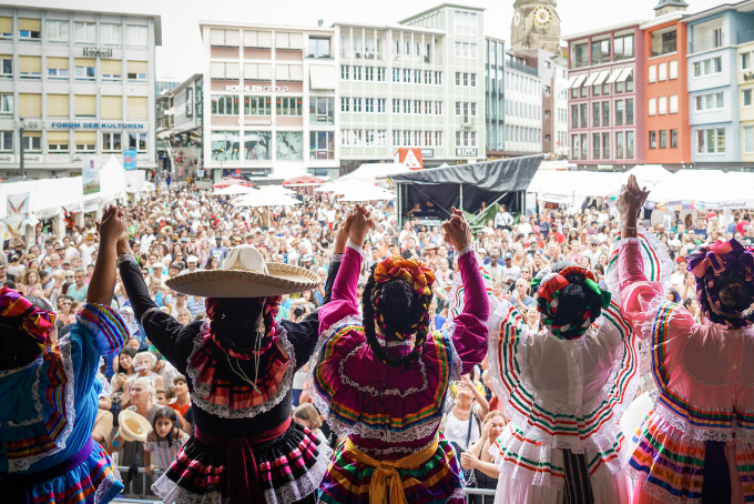 Das Bild zeigt einen Stuttgarter Migrantenverein auf der Bühne beim Sommerfestival der Kulturen