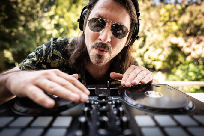 Das Bild zeigt DJ Nazim Sabuncu