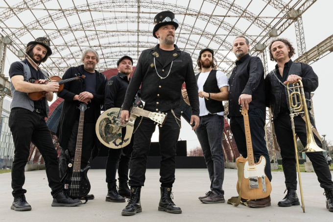 Das Bild zeigt die Band Sine Frontera