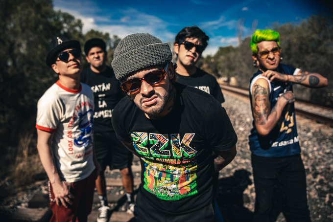 Das Bild zeigt die Band Son Rompe Pera