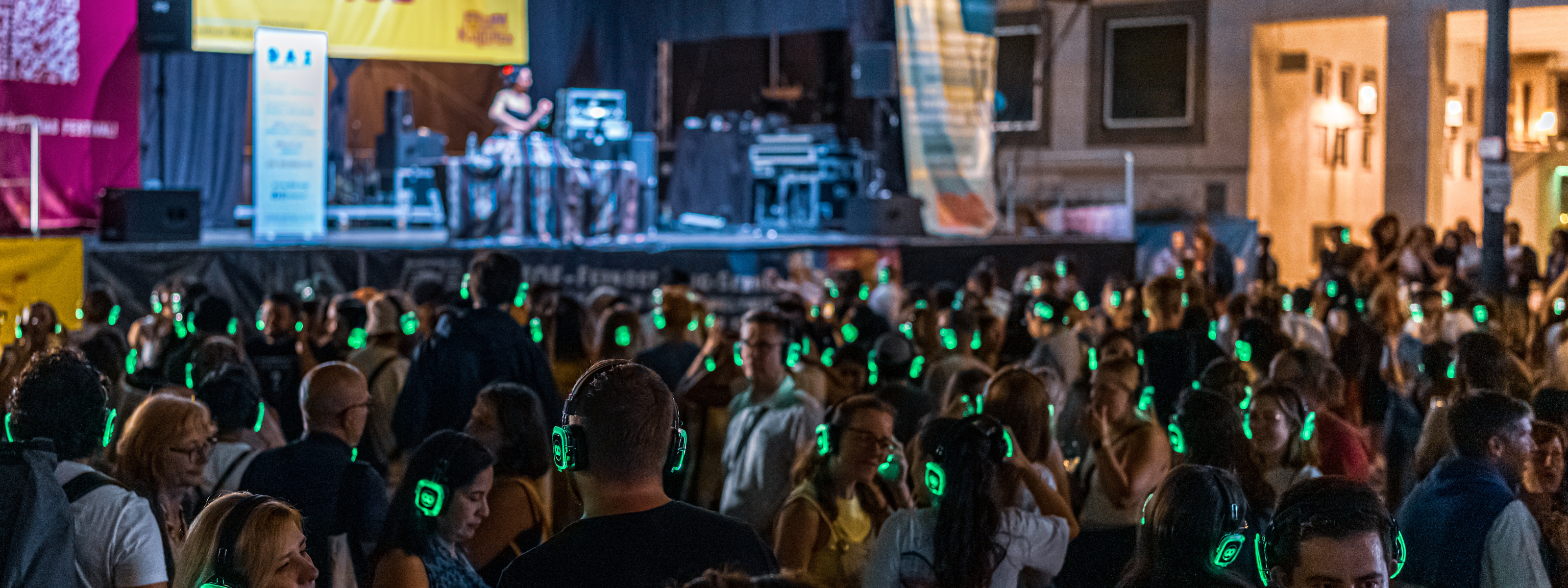 Das Foto zeigt junge Menschen bei einer Silent Disco des Sommerfestivals der Kulturen auf dem Stuttgarter Marktplatz